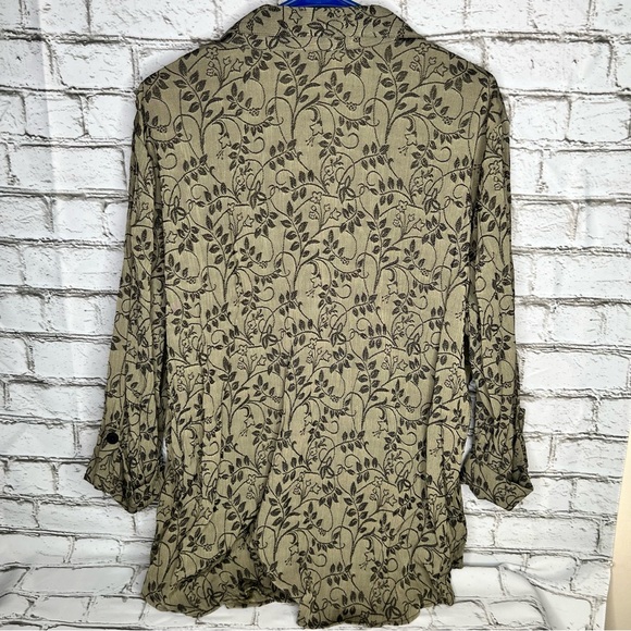 C.B Collection Floral Woman Button Down Shirt - Picture 3 of 5